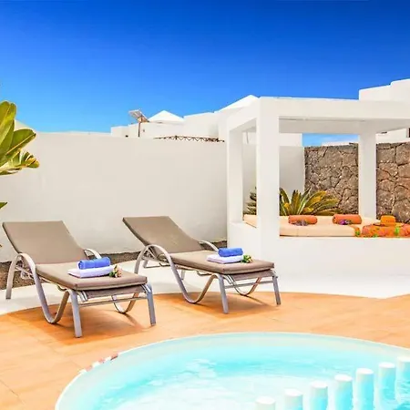 Playa Blanca Sleeps 6 Pool Air Con Wifi Villa